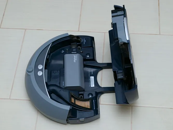 iRobot Scooba 380 felnyitva
