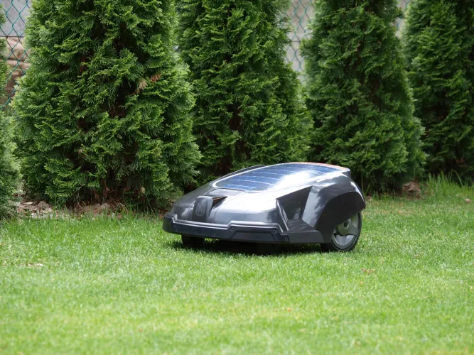 Husqvarna Automower Solar Hybrid