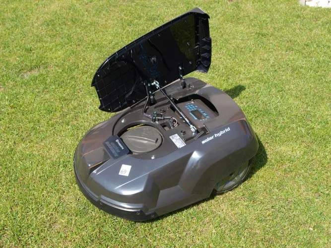 Husqvarna Automower Solar Hybrid