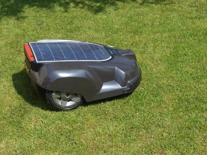 Husqvarna Automower Solar Hybrid