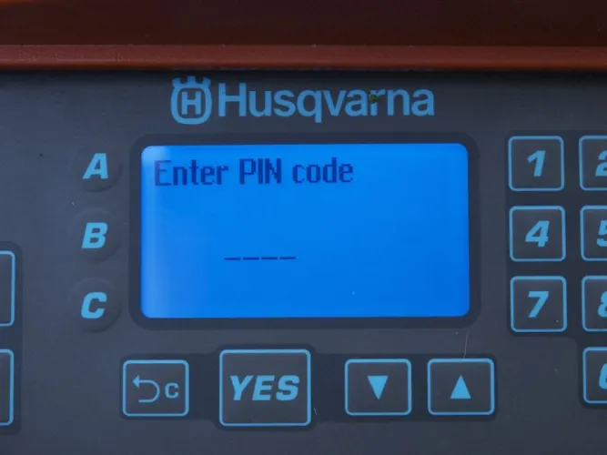 Kezelni csak a pin kód megadása után lehet