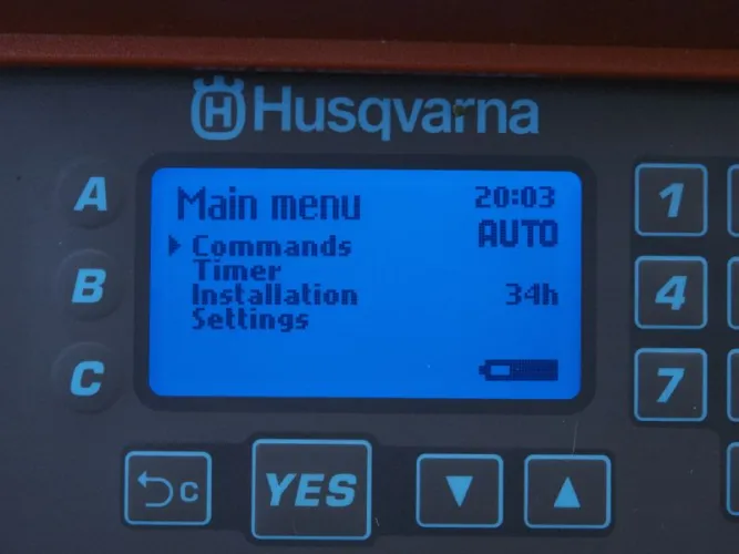 A kezelőfelület a háttérvilágításnak köszönhetően sötétben is használható