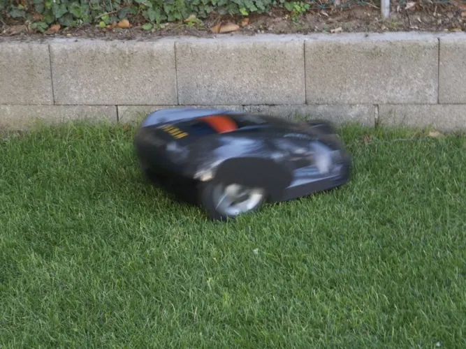 Husqvarna Automower 230 ACX munka közben