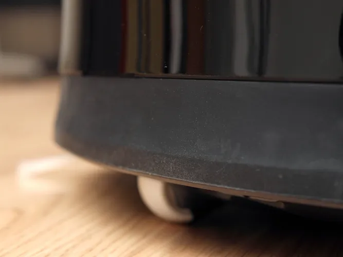 az iRobot Roomba 780 gumírozott ütközője