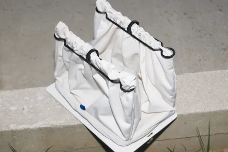 A robot a koszt a zsákba gyűjti