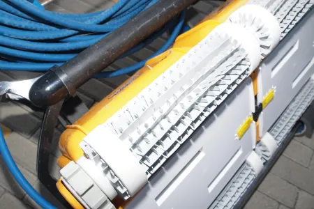 A gumis lapátkerekek lazítják fel a koszt a medence alján és falán